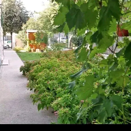 Lina Deluxe Apartament *